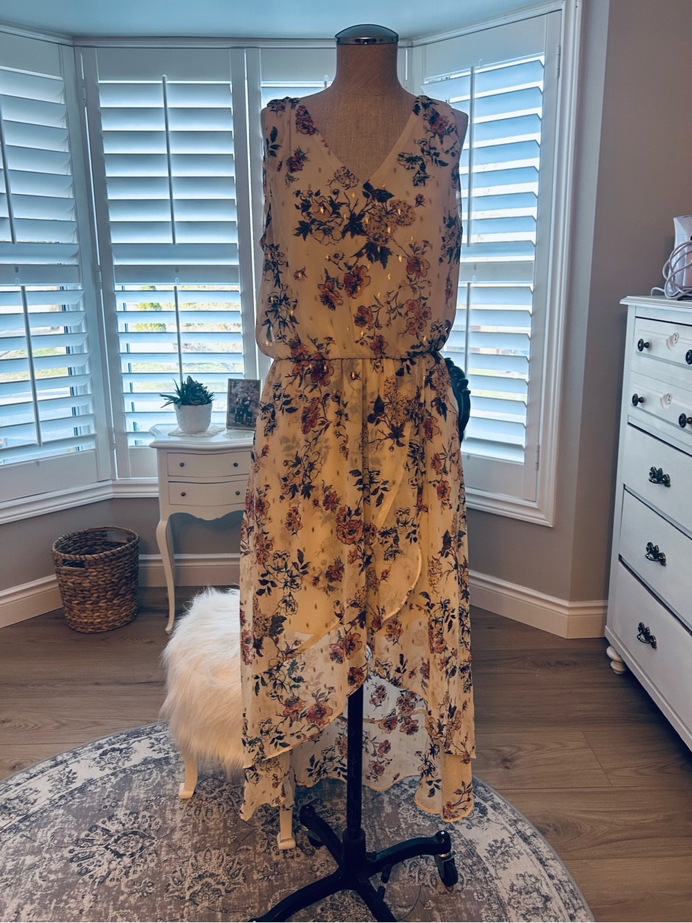 Nicole Miller Cream Floral High-Low V-Neck Dress